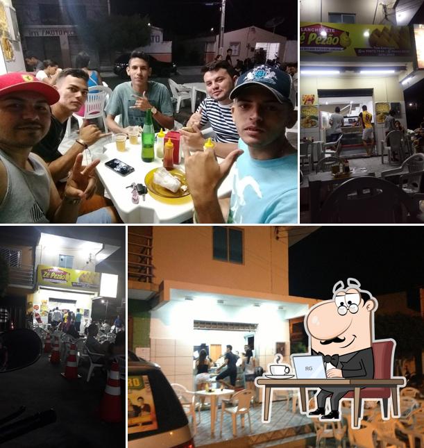 Sente em uma das mesas no Lanchonete Zé Pezão