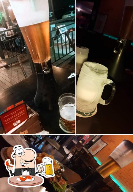 Peça um copo de cerveja leve ou escura