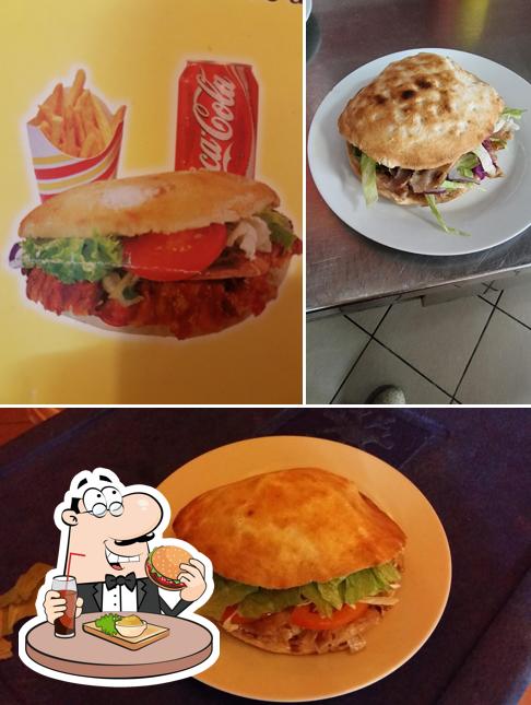 Prenditi un hamburger a TURKISH KEBAP & PIZZA di Moncalieri