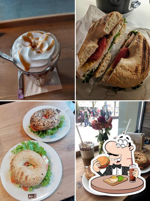 Prenditi un hamburger a Coffee Fellows - Kaffee, Bagels, Frühstück