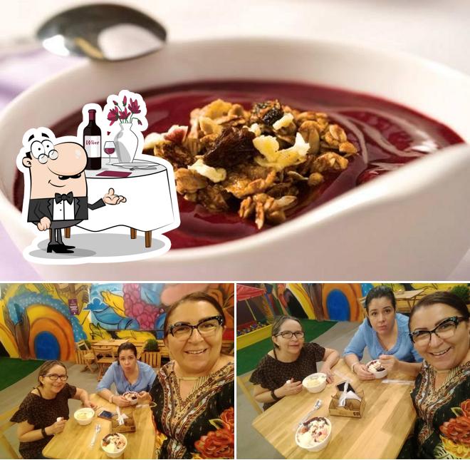 A mesa de jantar e comida do restaurante