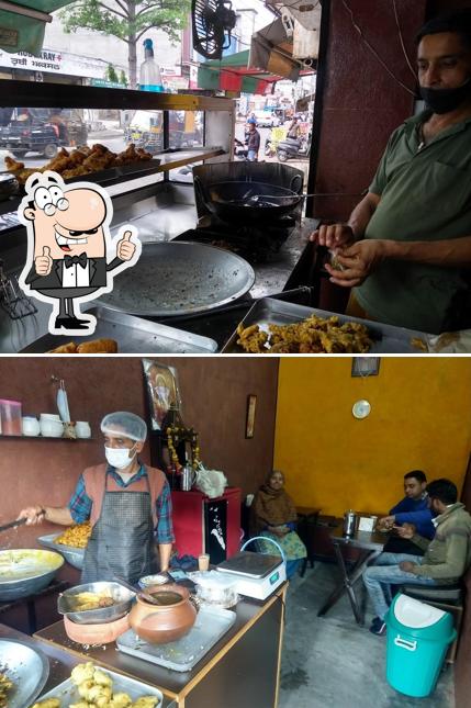 Look at this image of Pandit ji pakore wale di hatti