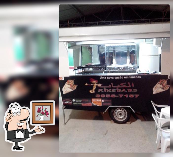 Sente em uma das mesas no Rikebabs