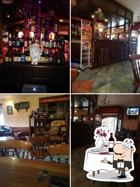 Murphys' pub si caratterizza per la tavolo da pranzo e bancone da bar