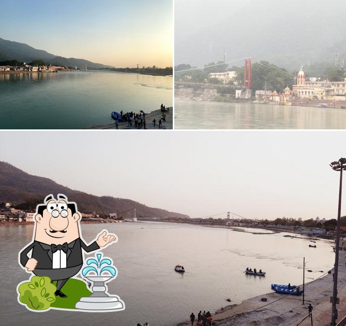 Check out the outside part of Chotiwala By The Ganges