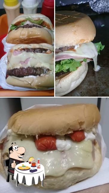 Peça um hambúrguer no OQ DOG LANCHES