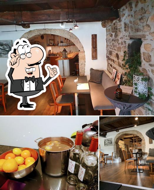 Tra le varie cose da Café Treff si possono trovare la interni e cibo