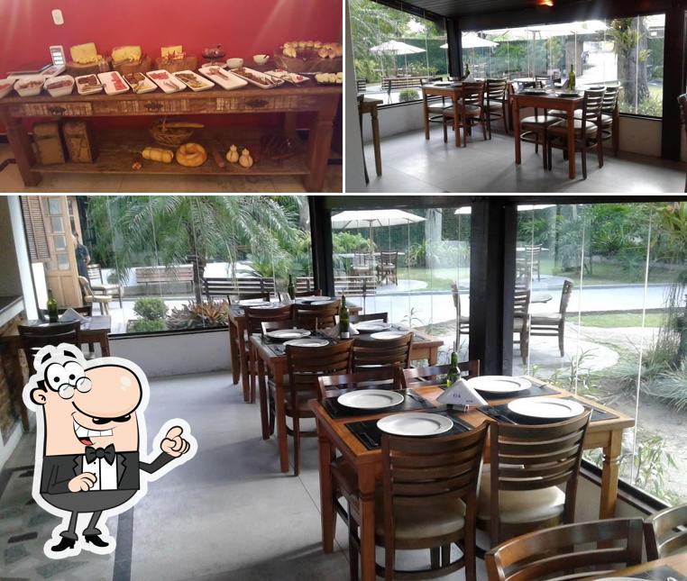 Sente em uma das mesas no Tutti Amici Gastronomia