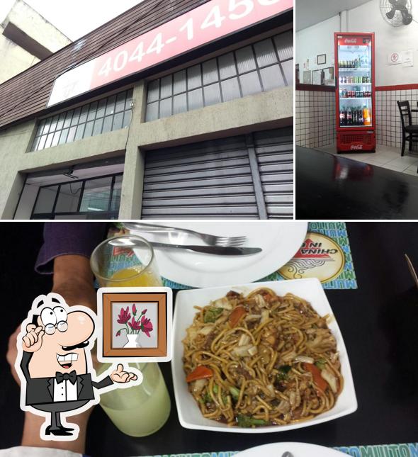 Sente em uma das mesas no China In Box - Restaurante de Comida Chinesa