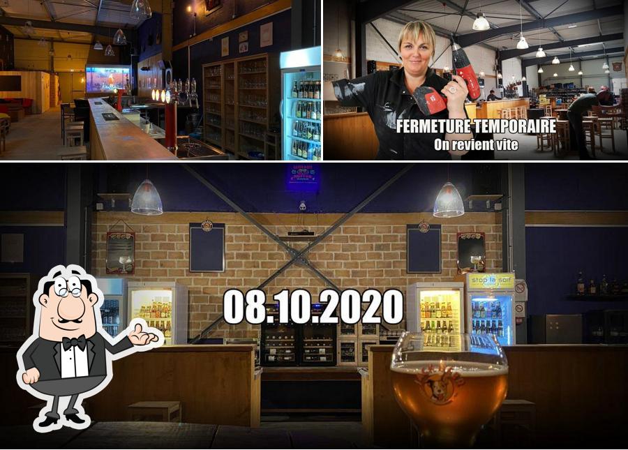 Installez-vous à l'une des tables de La Kava