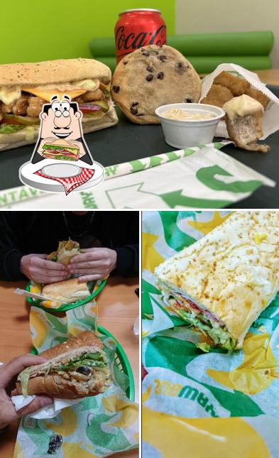 Clube sanduíches em Subway Av Monte Castelo