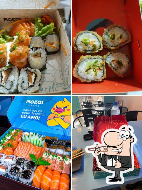 Rolos de sushi são servidos no Mokai Express - Moinhos de Vento Sushi Delivery Experience