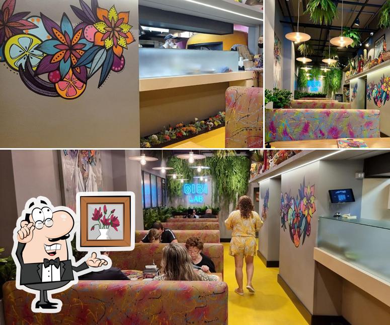 Sente em uma das mesas no BIBI LAB