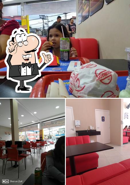 Veja imagens do interior do 27's Burger Pimentas