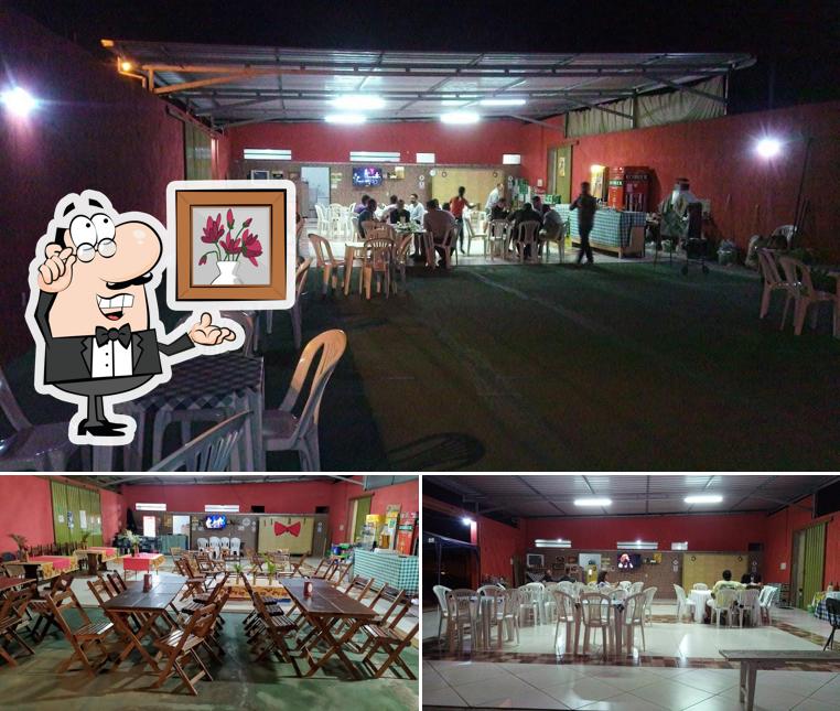 Sente em uma das mesas no Clube da Esquina Recepções e Eventos - Espaço Bar