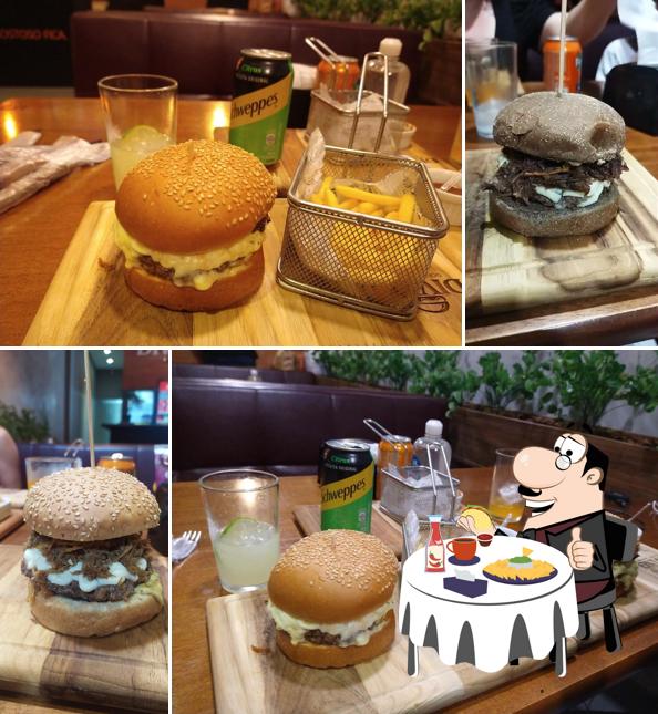 Deguste um dos hambúrgueres oferecidos no Divino Gourmet Burger