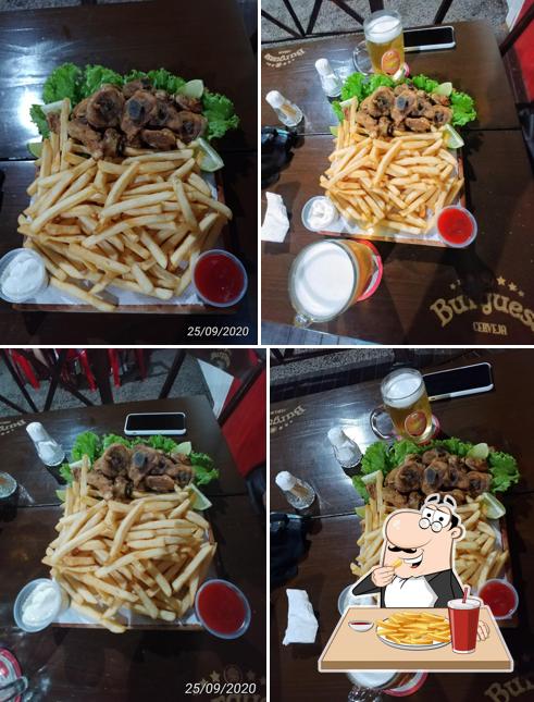 Peça batatas fritas no Buzão Lanches