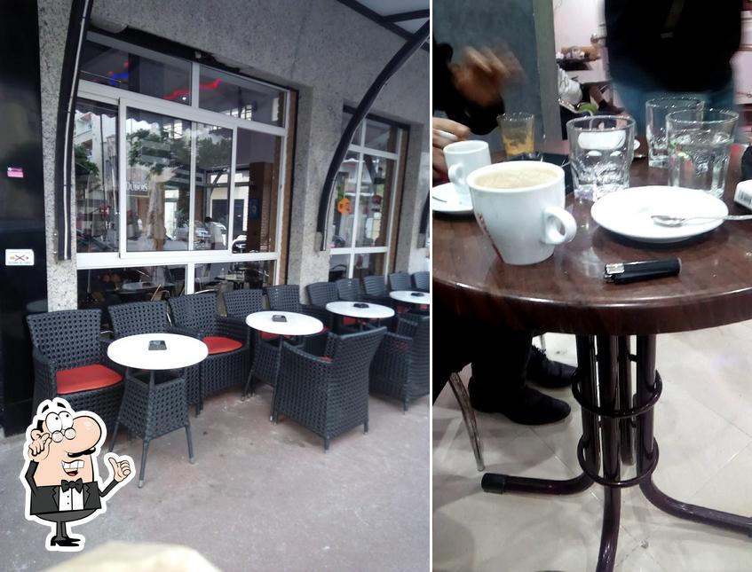 Installez-vous à l'une des tables de Cafe Rachid