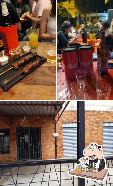 A comida e interior do restaurante