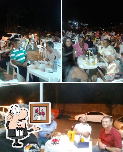 Sente em uma das mesas no Hora Extra Petiscaria