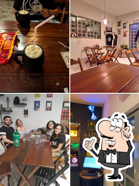 Sente em uma das mesas no Poltrona Nerd - Bar, Games & Burger