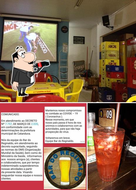 Dê uma olhada a foto apresentando bebida e interior no Bar do Reginaldo
