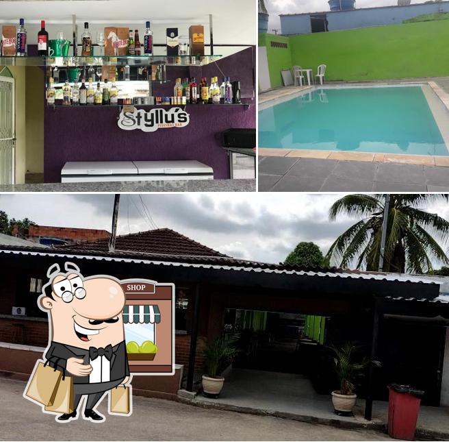 A exterior e bebida do restaurante