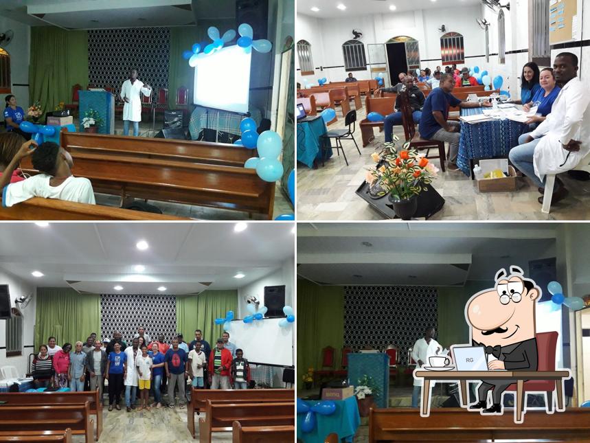 Sente em uma das mesas no Comunidade Quilombola de Monte Alegre