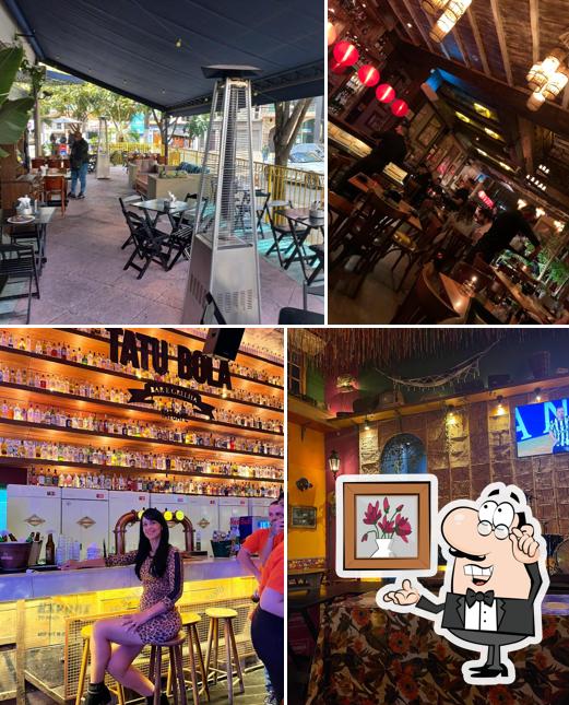 Sente em uma das mesas no Tatu Bola Bar - Tatuapé