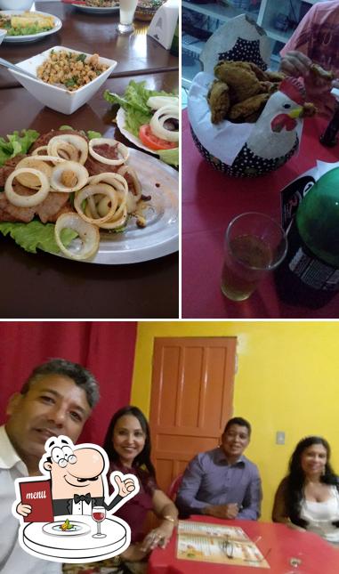 A comida e mesa de jantar do restaurante