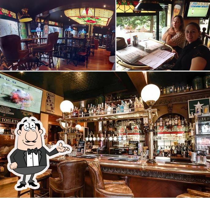 Installez-vous à l'une des tables de Jm's Café