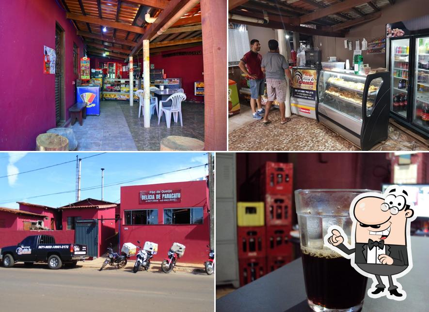 Sente em uma das mesas no Pão de Queijo Delícia de Paracatu