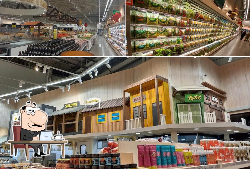 Sente em uma das mesas no Oba Hortifruti Farm - Mercado, Frutas, Verduras, Legumes, Açougue e Adega