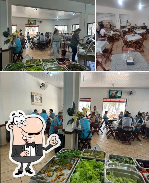 Sente em uma das mesas no Restaurante do Alex - Self Service e Marmitas