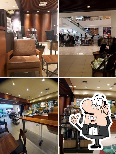 Sente em uma das mesas no Starbucks