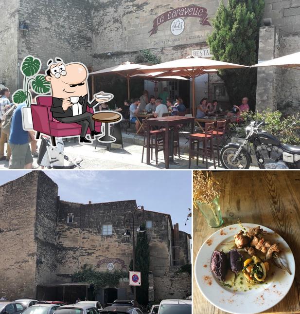 Parmi les diverses choses de la intérieur et la table à manger, une personne peut trouver sur La Caravelle