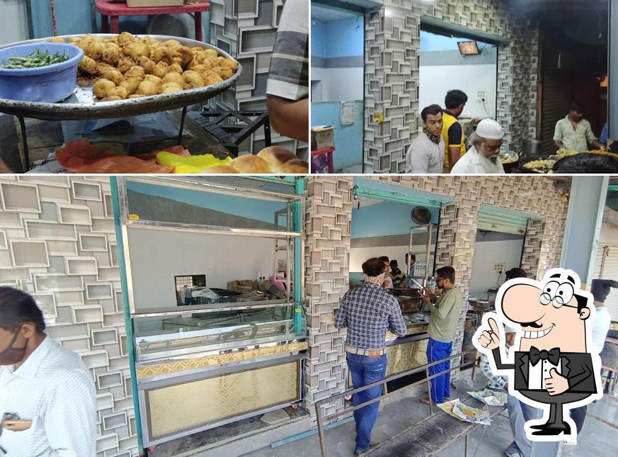 Here's a photo of Naseeb Vadapav Center