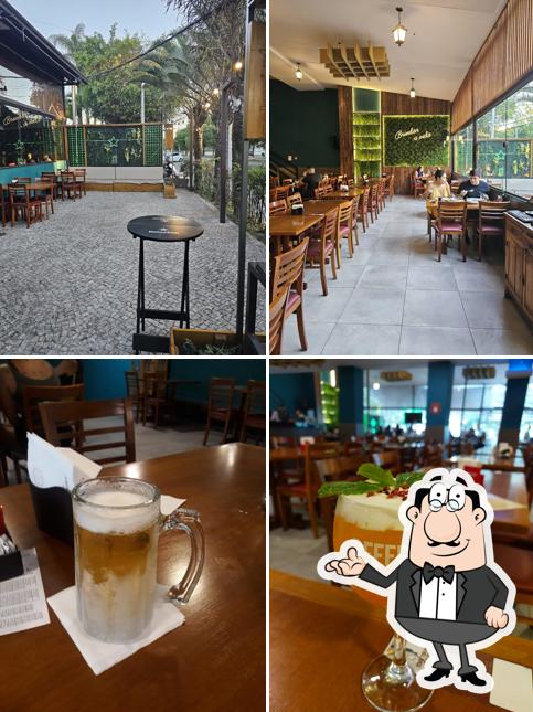 Sente em uma das mesas no R21 Bar & Restaurante