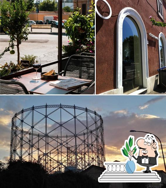 Puoi goderti l'aria fresca da seduto all'esterno di Doppiozeroo