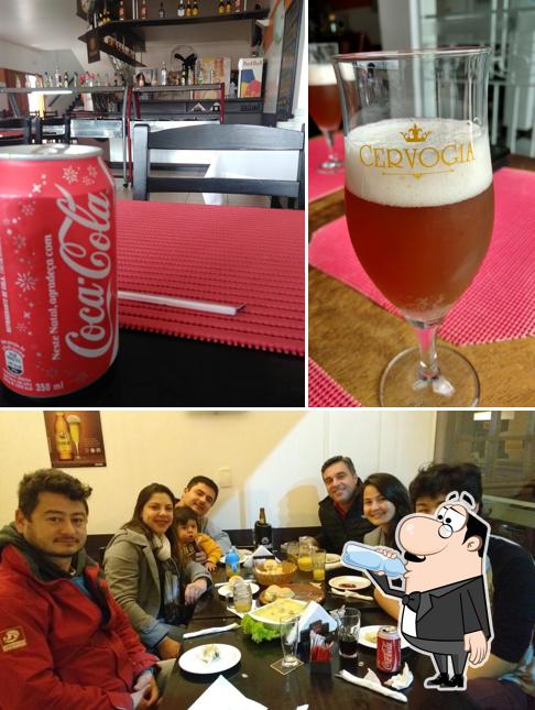 A bebida e mesa de jantar do restaurante