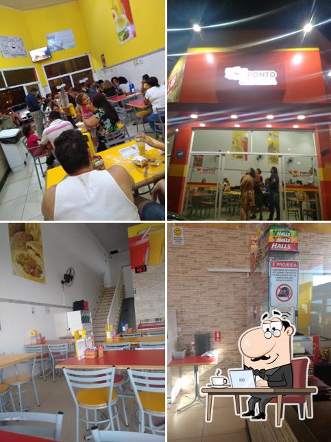 Sente em uma das mesas no Ponto Da Esfiha 2 Parque Dos Servidores