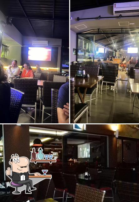 Sente em uma das mesas no R2 Choperia