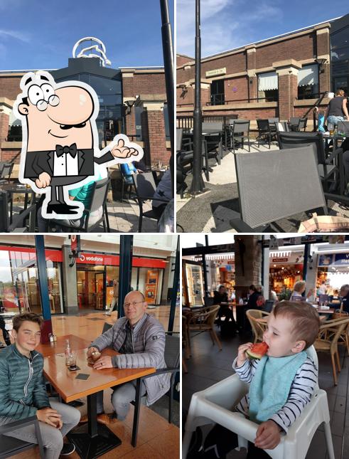 Installez-vous à l'une des tables de Eetcafé Het Verschil