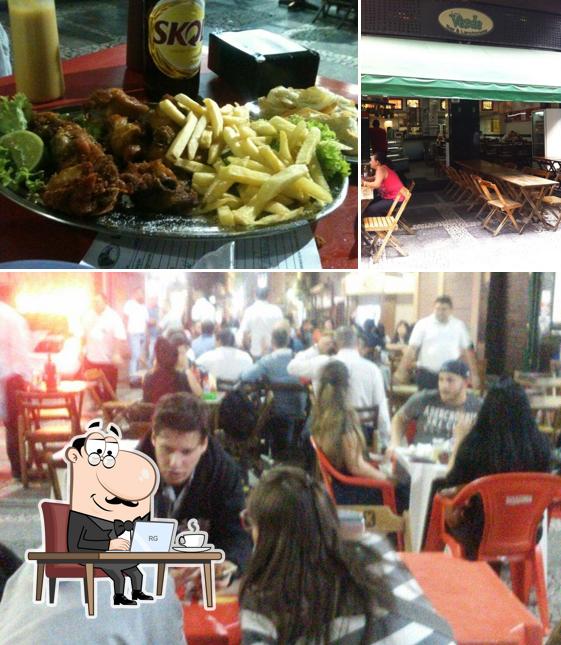 A ilustração do Lago Verde Restaurante’s interior e friso