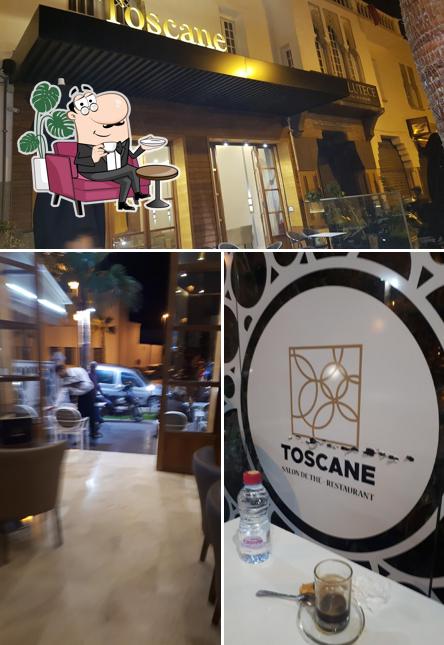 Installez-vous à l'une des tables de Café Toscane