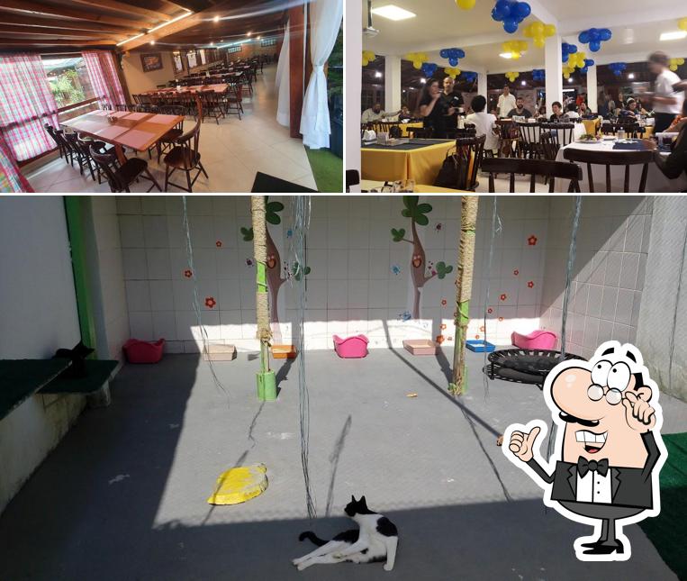 Sente em uma das mesas no Adventree Buffet e Eventos