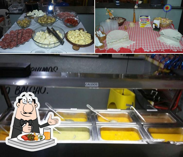 Dê uma olhada a foto apresentando comida e interior no Bar e Churrascaria Do Gordo