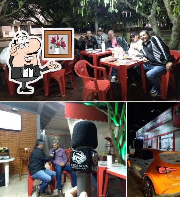 Sente em uma das mesas no Dom Philipe