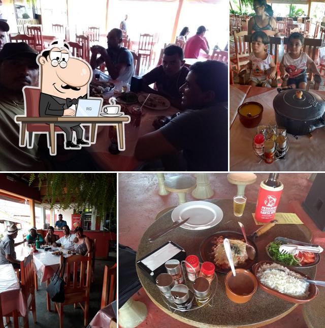 Sente em uma das mesas no Pesqueiro Santa Rita