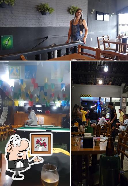 Sente em uma das mesas no A Casa